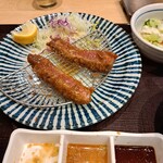 牛たん伊之助 - 牛カツにシチューのスープを浸す。