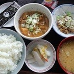 美松食堂 - もつ煮定食（700円）。たしか生卵または納豆を選択できます。