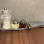 シズラー - テーブル席卓上（塩・ニンニク・練り唐辛子）