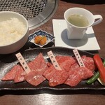 シズラー - 至福ランチ会席\3,900のお肉・ごはん・わかめスープ・ナムル（大根カクテキ）