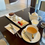 ショコラティエ マサール - チョコレートスフレとミルクティー