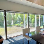 ショコラティエ マサール - 店内の大きな窓からはお庭が臨めます