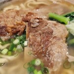 守礼そば - 手前が本ソーキ、奥が軟骨ソーキ