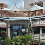 守礼そば - 店の前には大きな駐車場がありますが、ほぼ満車でした