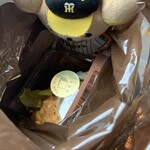 食パン専門店 DEAI THE BAKERY&CAFE - 座席にて、先に購入した玉子サンドをチラ見する。