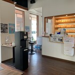 食パン専門店 DEAI THE BAKERY&CAFE - レジカウンターの後ろに並ぶ食パンたち。