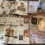 食パン専門店 DEAI THE BAKERY&CAFE - 入口付近テーブルの上には、色んな雑誌に取り上げられたこちらの記事が。