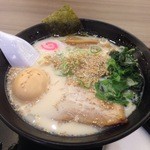 青山 - 味玉豚骨塩ラーメン／800円(税込)