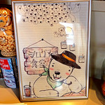 シロクマ食堂 - お店にあったシロクマ関連の数々で一番すてきだったのはコレ。咲良さんというイラストレーターの作品らしい。
