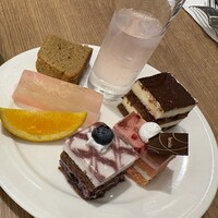 フォレストガーデン - デザート。左上からキャラメルシフォン・桃ゼリー・ティラミス・ベリーのケーキ？・ブルーベリーケーキ・オレンジ・白桃羹