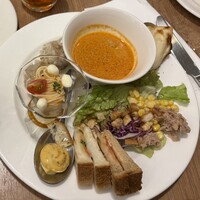フォレストガーデン - 上から時計回りに、チキンカレー(お肉は私が入れなかっただけで本当はゴロゴロあります)、ナン、サラダ、サンドイッチ、確かたまごとトリュフのおしゃれなやつ、カプレーゼの冷製パスタ？、肉焼売