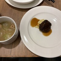 フォレストガーデン - 自分で具を入れるタイプの味噌汁と、赤ワインソースをかけたハンバーグ