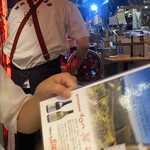 ニューキッチンイロハノハナレ - 奥、生ハム切ってる。