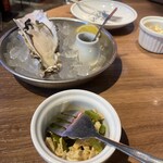 ヤキガキヤ oyster&wine - 生牡蠣とお通し(鶏ささみと海藻)