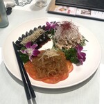 北京料理桂蘭 - 写真左上からピータン、棒棒鶏、クラゲの酢の物です(o^^o)