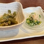海鮮酒場わんす - お通し…山くらげ、おくらと菊の花の和物