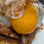 大衆食堂スタンド そのだ 五反田店 - チャーシューエッグスはその名の通りとろとろエッグがダブルです