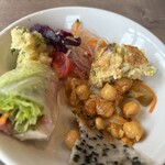 FARMERS CRAFT MARKET - 小皿に取り分けた前菜