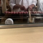 炭火焼鳥　榊 - トップの写真と少し内装が変わっていて、カウンター真ん中の席じゃないと、焼いている様子は見えないかもしれません