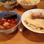 頑者 - ラー博は俺の社員食堂。  辛つけめんアブリチャーシュー、大盛り！  奥は味玉つけめん＋メンマ。スープ割りも堪能。お世話になりました！  卒業スペッシャルの★5.0！ 