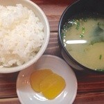 まるひ屋 - セットのご飯とみそ汁