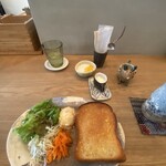 イマソラ珈琲 - ミルクとシロップの器が素晴らしい