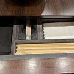 創作麺工房 鳴龍 - テーブルの下にお箸やエプロンなどが格納されている