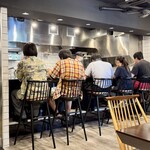 創作麺工房 鳴龍 - カウンター6席、テーブル席は2人用と4人用