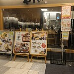 博多天ぷら やまや - 入り口。席はカウンター形式