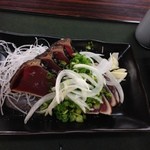 燻された新鮮なかつおが７切れ