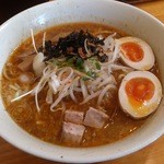 岩鷲 - にぼ味噌らーめん（赤）味玉トッピング（￥900）