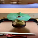 銀座 虎あら - 秋田の生蓴菜と鮑、焼茄子