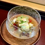 銀座 虎あら - 秋田の生蓴菜と鮑、焼茄子