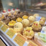 パティスリー&カフェ ピケ - ショーケースのケーキ