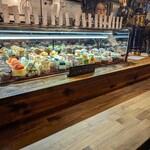 シュマン・ダンフィニ - カウンター席前の小さなショーケース