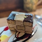 シュマン・ダンフィニ - 「ラディオ」ハーブのリキュールとチョコのムース。チョコ・スパイスのスポンジ