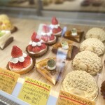 パティスリー&カフェ ピケ - 人気のハリネズミケーキもあるよ