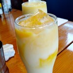 ニュー チャンダニ - ランチセットはラッシーもプラス料金なしで選べます☆