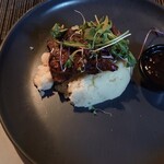 Dundee's Restaurant on the Waterfront - 大量のマッシュポテトの上にステーキがドン！