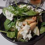 Waterbar & Grill Steakhouse - 梨のサラダ。（ほうれん草、ブルーチーズ、くるみ、梨）