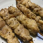 炭火やきとり 鳥信 - もも塩焼きにブラックペッパーを削り掛けました