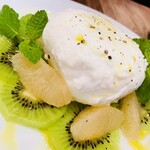 ハガレ 渋谷店 - 【料理】季節のフルーツのカプレーゼ(1,710円)キウイとオレンジ。フィオーレ.ディ.ラッテのチーズ