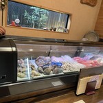 花門 - カウンター前のショーケース　色々並んでいます。