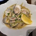 花門 - 蛤のバター炒め　玉ねぎ・シメジも入った濃厚な一品。汁だけ　　　　　　　
      　　　　　　　　最後まで取って鯛釜飯のお供にしちゃった‥