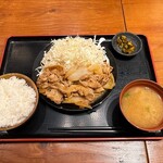 てけてけ - 生姜焼き定食　1000円税込　生姜焼きもキャベツもたっぷり頂けます。良心的