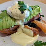 LATTE GRAPHIC 自由が丘店 - モーニングメニュー アボカドサーモンベネディクト