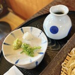 そば楽 - ざるそばセットのツユと薬味