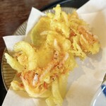 そば楽 - 天ざるそばセットの天ぷら(桜エビのかき揚げ、南瓜)