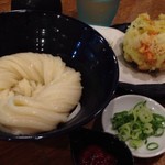 うどん 慎 - 同行者のぶっかけ＋かき揚げ天+梅おかか1,000円