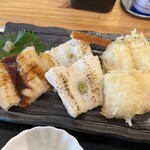 わ楽 - 煮穴子に後からタレがけ　後ろには骨せんべい